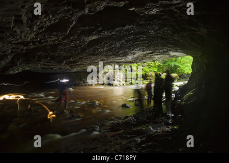 Cavers à l'entrée de la grotte de Porth yr Ogof. Près de Ystradfellte. Le Parc National des Brecon Beacons. Powys. Le Pays de Galles. UK. Banque D'Images