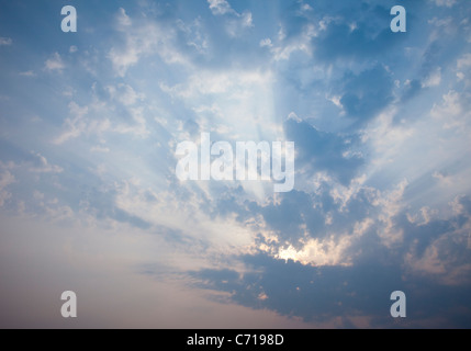 Rayons de soleil à travers les nuages Banque D'Images