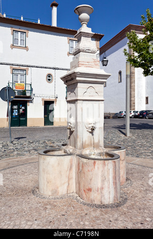 Fontaine Ourives à Capitao Salgueiro Maia Square, Castelo de Vide, Portugal. Fontaine du 19e siècle. Banque D'Images