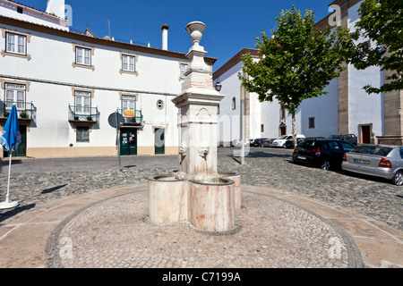 Fontaine Ourives à Capitao Salgueiro Maia Square, Castelo de Vide, Portugal. Fontaine du 19e siècle. Banque D'Images