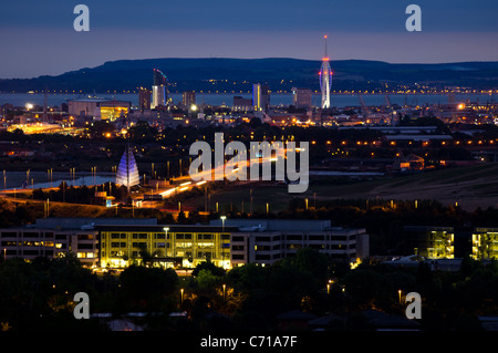 Une vue panoramique de la ville de Portsmouth de nuit montrant la tour Spinnaker et l'île de Wight dans la distance. Banque D'Images