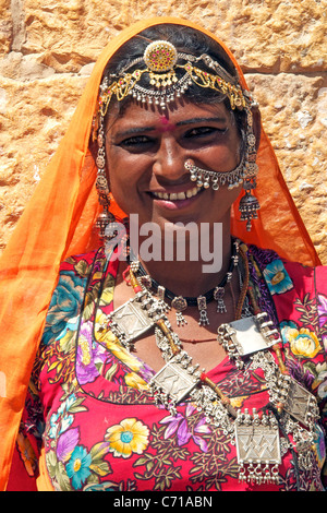 Young woman wearing tribal bijoux tribaux de l'ouest de l'Inde Rajasthan Jaisalmer Banque D'Images