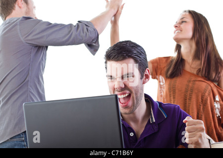 Trois professionnels 20 somethings réagir à certaines des nouvelles fantastiques Banque D'Images