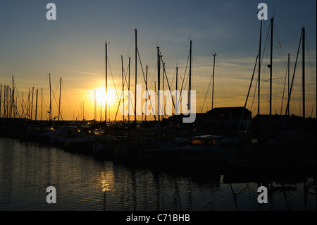La voile des bateaux amarrés dans le port d'Ars en Ré, Charente Maritime au lever du soleil à l'ouest de la France, Ministère Banque D'Images