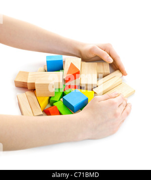 Collecte les mains tas de bloc en bois jouets isolated on white Banque D'Images