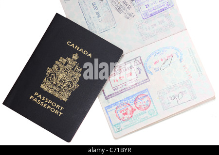Passeport canadien montrant la couverture et pages intérieures sur timbres Banque D'Images