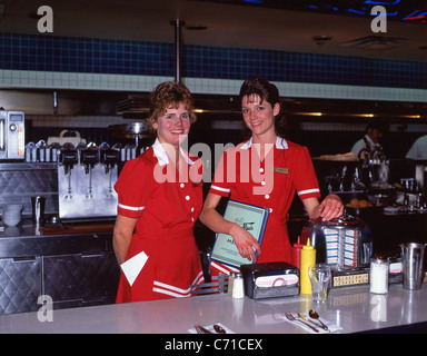 American diner des serveuses, Peggy Sue's Diner, W Yermo Road, Yermo, California, United States of America Banque D'Images