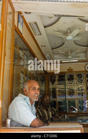 Un petit magasin de bijoux dans Maudurai, Tamil Nadu, Inde. Banque D'Images