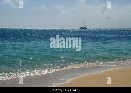 Yacht ancré au large de la plage, l'île Green, grande barrière de corail, Queensland, Australie Banque D'Images