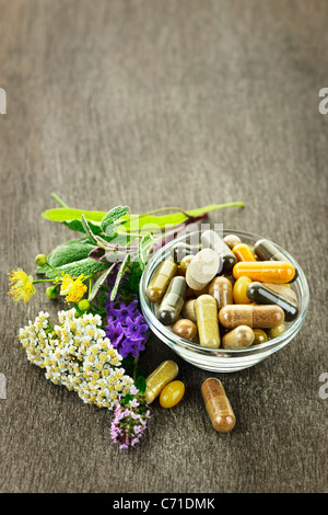 Les herbes pour la médecine alternative et des suppléments à base de comprimés Banque D'Images