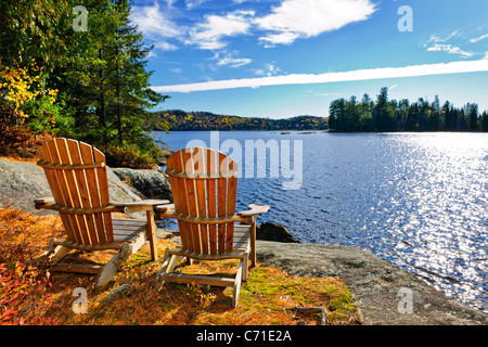 Chaises Adirondack au bord du lac des deux fleuves, l'Ontario, Canada Banque D'Images