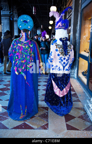 Participants costumés de prendre une marche au cours de Carnivale à Venise en Italie. Banque D'Images