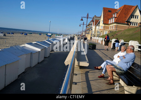 Vieux couple assis sur un banc à Ostende en Belgique, chating et regarder la mer au printemps. Banque D'Images