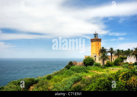 Le célèbre phare de Cap Spartel se trouve sur la pointe nord-ouest de l'Afrique à l'entrée de la mer Méditerranée, le Maroc. Banque D'Images