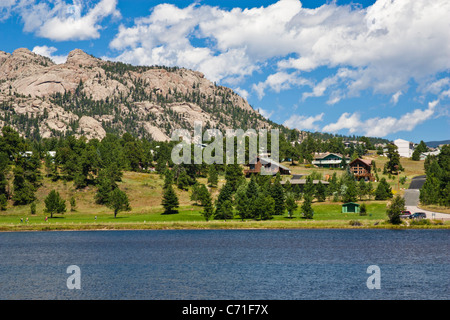 Lac Estes au parc Estes du Colorado, près des entrées du parc national des montagnes Rocheuses. Banque D'Images