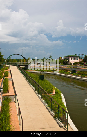 Le Woodlands Waterway et promenade le long de la rivière à The Woodlands, Texas. Banque D'Images