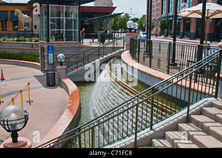 Le Woodlands Waterway et promenade le long de la rivière à The Woodlands, Texas. Banque D'Images