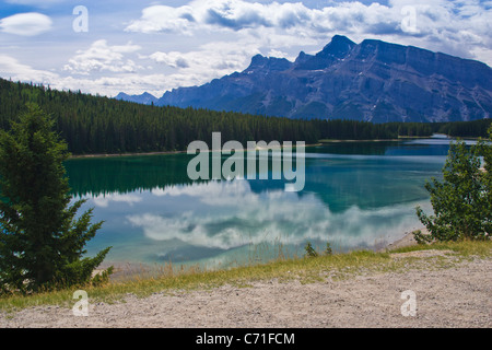 Two Jack Lake, un lac pittoresque situé juste au nord de la ville de Banff, dans le parc national Banff, Alberta, Canada. Banque D'Images