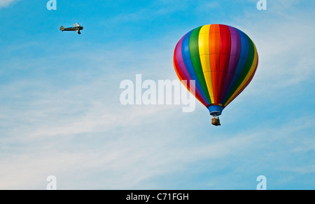 Bealeton, Virginie / un vol en montgolfière avec un seul moteur d'un biplan effectuant acrobaties aériennes autour d'elle Banque D'Images