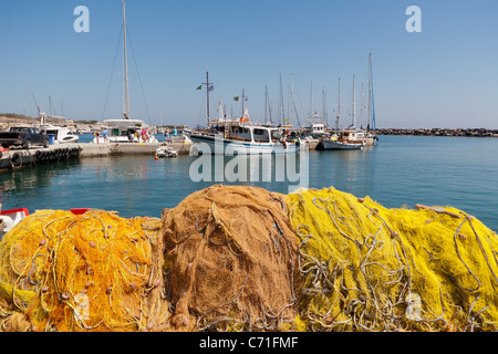 Les filets de pêche empilés à sec en Dafnedes à Santorin, Grèce Banque D'Images