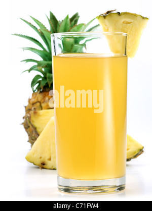 Jus d'ananas dans un verre de tranches d'ananas. Image sur fond blanc. Banque D'Images