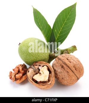 Noix verte et de noix décortiquées ; ses grains. Isolé sur un fond blanc. Banque D'Images
