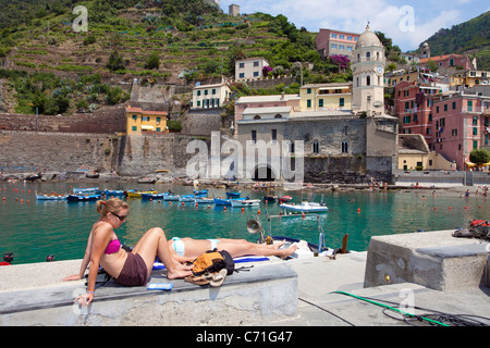 Menschen am Hafen, Fischerdorf Vernazza, Fischerboote, les gens à la plage, des bateaux de pêche dans le port de Vernazza Banque D'Images