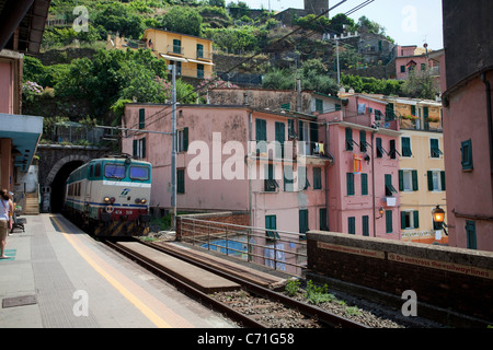 Chemin de fer à rail station à Vernazza, village du Parc National de Cinque Terre, site du patrimoine mondial de l'UNESCO, la Ligurie di Levante, Italie, mer Méditerranée Banque D'Images