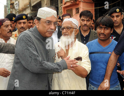 Le président, Asif Ali Zardari visite et parle de personnes touchées par la pluie Banque D'Images