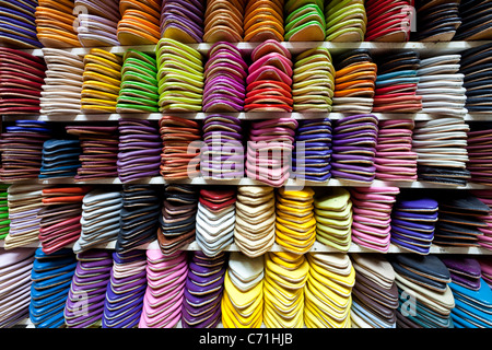 Marocain en cuir souple chaussons au souk, Médina, Marrakech, Maroc, Afrique du Nord Banque D'Images