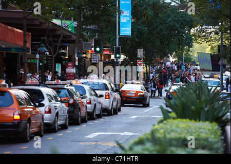 Taxi sur Albert Street, Brisbane Australie Banque D'Images