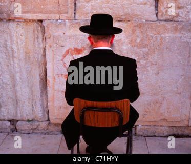L'homme Juif orthodoxe priant, Mur occidental, à Jérusalem, Israël Banque D'Images