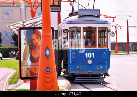 L'Espagne, la Galice : tramways historiques dans la Promenade Maritime dans A Coruna Banque D'Images