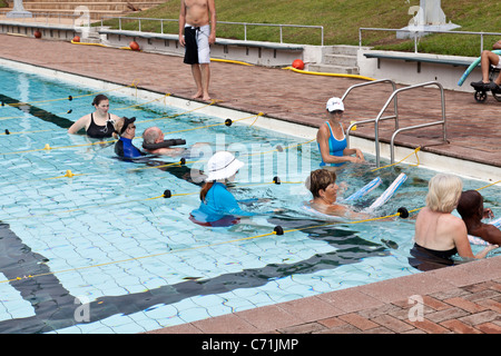 Les patients atteints de lésions cérébrales acquises ayant une déficience de participer à une thérapie de réadaptation aquatique avec les physiothérapeutes et leurs assistants. Banque D'Images