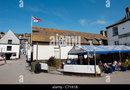 Drapeau de la RNLI en dehors de la cale Hôtel et restaurant dans le joli village de pêcheurs cornouaillais de Port Isaac. Banque D'Images