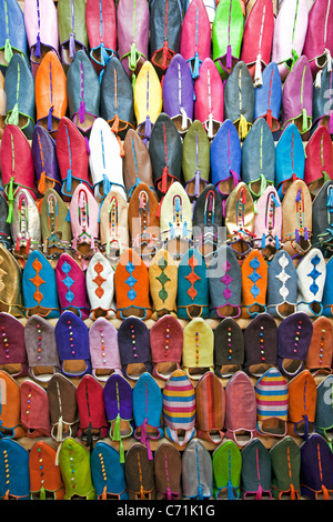 Marocain en cuir souple chaussons au souk, Médina, Marrakech, Maroc, Afrique du Nord Banque D'Images