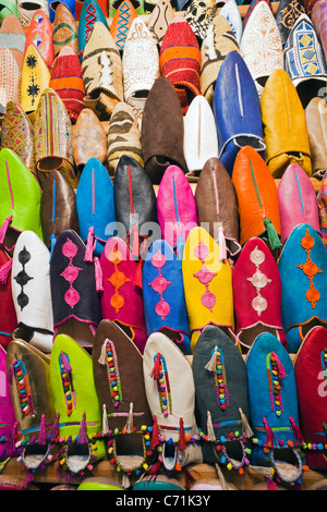 Marocain en cuir souple chaussons au souk, Médina, Marrakech, Maroc, Afrique du Nord Banque D'Images