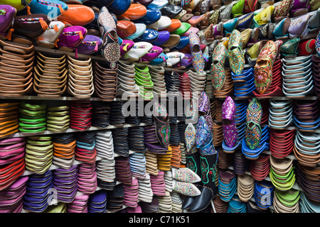 Marocain en cuir souple chaussons au souk, Médina, Marrakech, Maroc, Afrique du Nord Banque D'Images