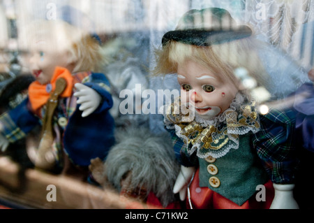 Poupées de porcelaine sur la fenêtre Banque D'Images