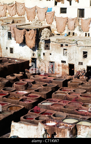 Chouwara tannerie traditionnelle dans le vieux Fès, cuves pour le tannage et la teinture du cuir cuirs et peaux, Fès, Maroc, Afrique du Nord Banque D'Images