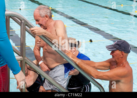 Les patients atteints de lésions cérébrales acquises ayant une déficience de participer à une thérapie de réadaptation aquatique avec les physiothérapeutes et leurs assistants. Banque D'Images