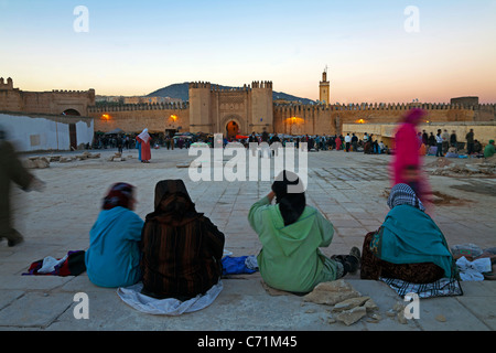 Marché de l'occasion à l'extérieur de la Kasba porte de la ville, Fès, Maroc, Afrique du Nord Banque D'Images