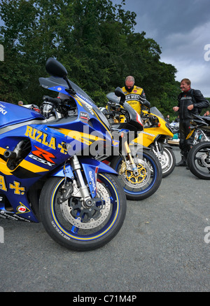 Les motocyclistes avec de hautes performances des vélos à Devils Bridge, Kirkby Lonsdale Banque D'Images