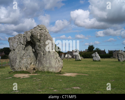 dh Avebury cercle de pierres AVEBURY WILTSHIRE pierres sur pied néolithique et village maison publique patrimoine mondial de l'unesco site britannique Red Lion inn Banque D'Images