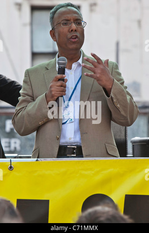 Lutfur Rahman Maire de Tower Hamlets parlant à l'unir contre le fascisme manifestation contre l'EDL. Whitechapel, Londres. Banque D'Images