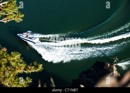 Un wakeboarder athlétique sculpte et fentes sur une journée calme dans l'Idaho. Tourné à partir de ci-dessus. Banque D'Images