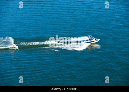 Un wakeboarder athlétique sculpte et fentes sur une journée calme dans l'Idaho. Tourné à partir de ci-dessus. Banque D'Images