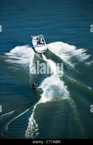 Un wakeboarder athlétique sculpte et fentes sur une journée calme dans l'Idaho. Tourné à partir de ci-dessus. Banque D'Images