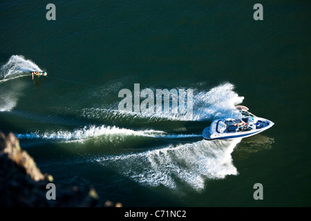 Un wakeboarder athlétique sculpte et fentes sur une journée calme dans l'Idaho. Tourné à partir de ci-dessus. Banque D'Images