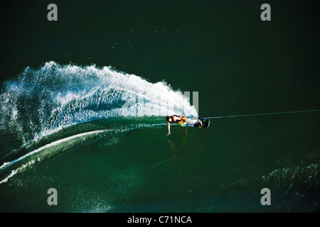 Un wakeboarder athlétique sculpte et fentes sur une journée calme dans l'Idaho. Tourné à partir de ci-dessus. Banque D'Images